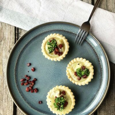 Tarteletter med kartoffelfyld, kylling og asparges