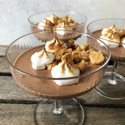 Chokolademousse i glas med marengs