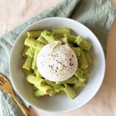 Grøn pasta med ærter, mynte og burrata
