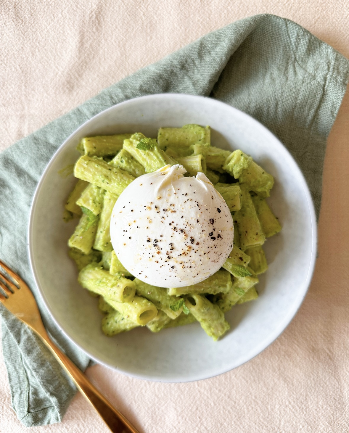 Grøn pasta med ærter, mynte og burrata – Mad med Andrea