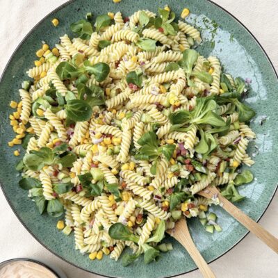 Pastasalat med grønt, dild og bacon
