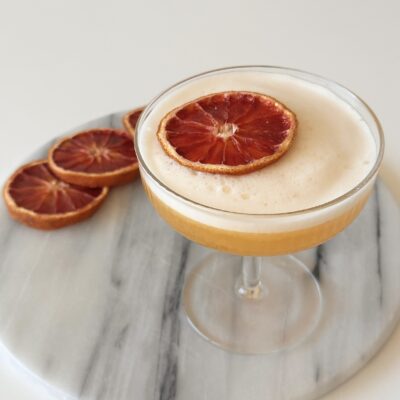 Sommerdrink med gin og blodappelsin