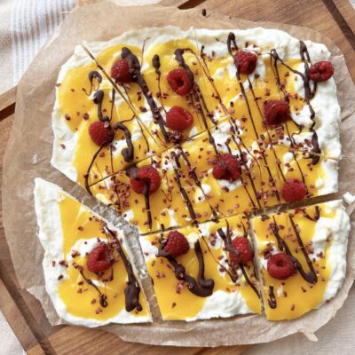 Frozen yoghurt med mangopuré, chokolade og hindbær