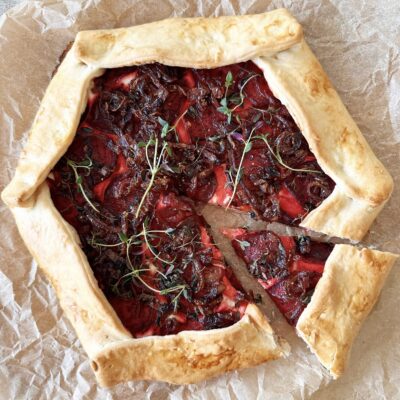 Rødbedegalette med ricotta, løg og timian