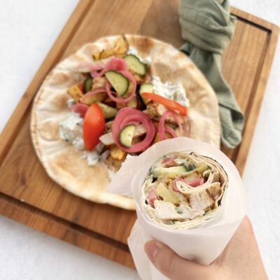 Gyros med nakkekoteletter, tzatziki og grønt