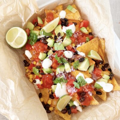 Loaded nachos med grønt, salsa og creme fraiche