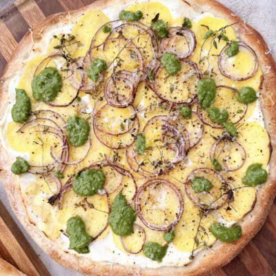 Kartoffelpizza på surdejsbund med persillepesto
