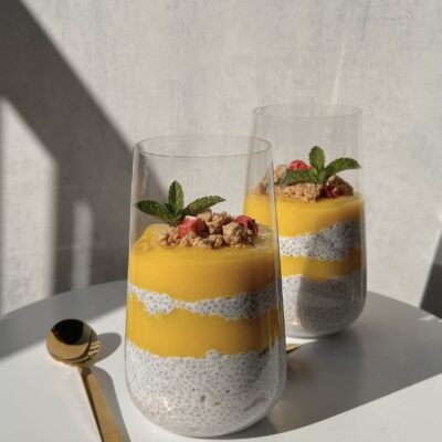 Chiagrød med kokos og mangopuré