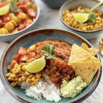 Chili sin carne med smørstegte majs, frisk tomatsalsa og guacamole
