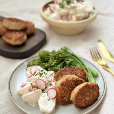 Frikadeller med hjemmelavet kartoffelsalat og bimi-broccoli