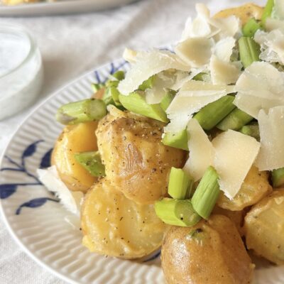 Kartoffelsalat med sennepsvinaigrette, grønne asparges og parmesan