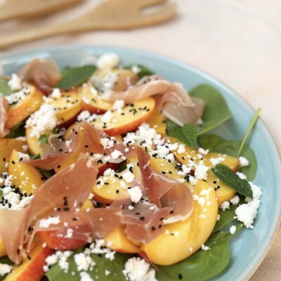 Nektarinsalat med feta, serranoskinke og spinat