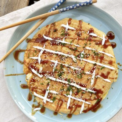 Okonomiyaki med grøntsager, mayo og teriyakisauce