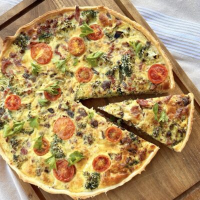 Tærte med bacon, broccoli, tomat og ost