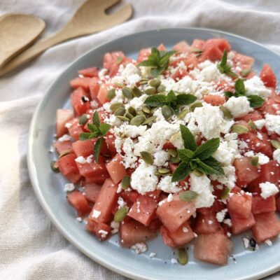 Vandmelonsalat med feta og græskarkerner