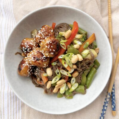 Wok med kyllingekødboller i teriyaki, nudler og grønt