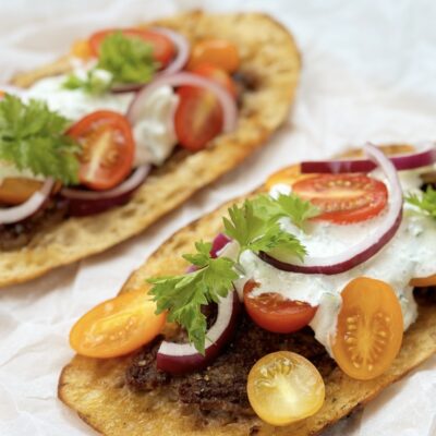 Smashed fladbrød med grønt og tzatziki