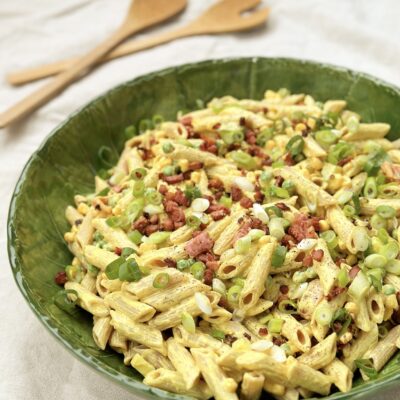Pastasalat med karrydressing og bacon