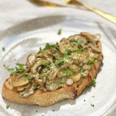 Svampe ala creme på smørstegt brød