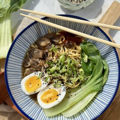 Ramen med nudler, grønt og æg